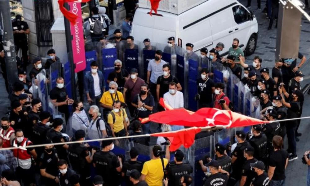 Κορονοϊός – Τουρκία: Διαδήλωση στην Κωνσταντινούπολη κατά του εμβολιασμού και των μέτρων για την πανδημία